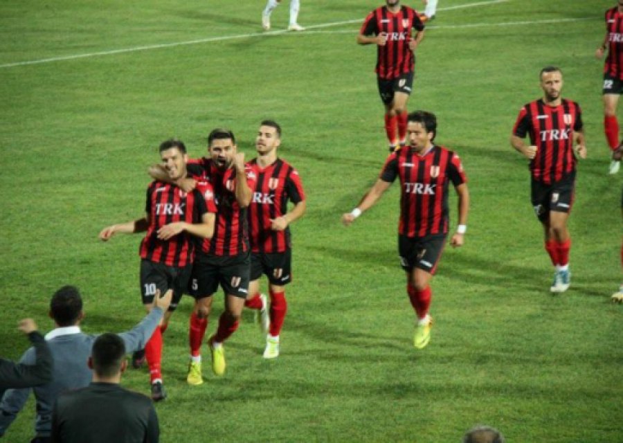 Për ata që kanë harruar se çfarë ishte Flamurtari i Vlorës dhe Dinamoja e Tiranës dikur Për ata që kanë harruar se çfarë ishte Flamurtari i Vlorës dhe Dinamoja e Tiranës dikur