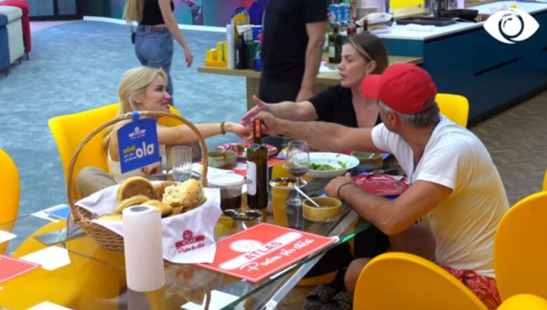 Olta, Qetsori dhe Dea “lidhin besën”! Nuk e meriton të shkojë në finale, hajde t’i biem’! Olta, Qetsori dhe Dea “lidhin besën”! Nuk e meriton të shkojë në finale, hajde t’i biem’!