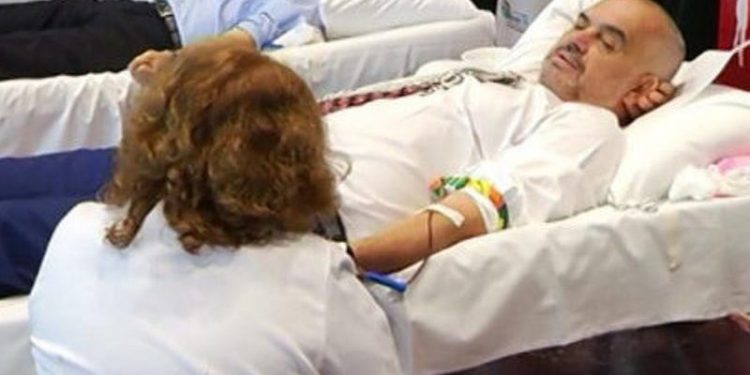 Pas ndërhyrjes kirurgjikale urgjente në QSUT, kryeministri i vendit del nga spitali Pas ndërhyrjes kirurgjikale urgjente në QSUT, kryeministri i vendit del nga spitali