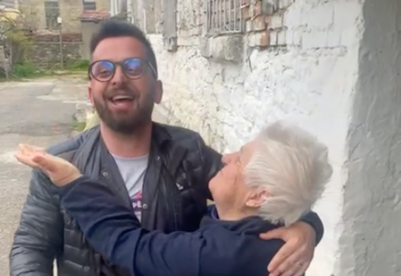 E moshuara e pret me llokume Erion Isain: Ma sillni ta puth një herë në ballë, e ka bërë Ersekën dritë… E moshuara e pret me llokume Erion Isain: Ma sillni ta puth një herë në ballë, e ka bërë Ersekën dritë…