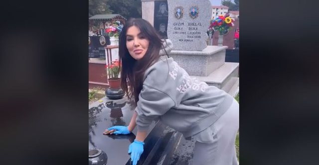 Moderatorja u tall tek varri stërgjyshes, reagon dhe reperi Noizy: Kështu do tallen edhe me ty moj kok b*le femër Moderatorja u tall tek varri stërgjyshes, reagon dhe reperi Noizy: Kështu do tallen edhe me ty moj kok b*le femër