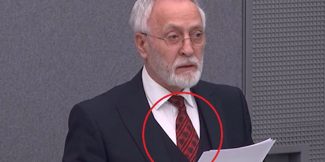 Detaji që bën krenar çdo shqiptar! Jakup Krasniqi shfaqet në mes të Hagës me kravatë….