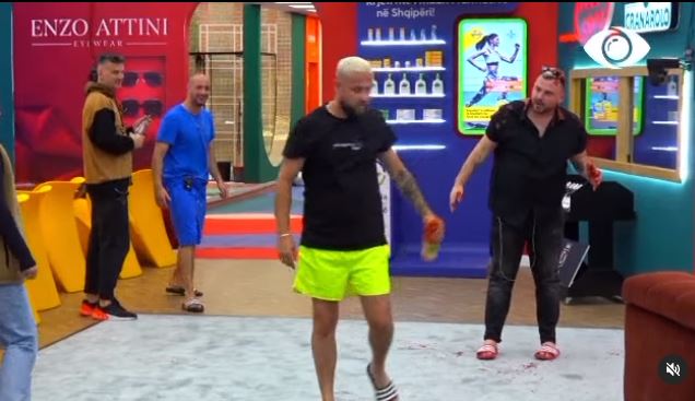 Luizi i hedh salcë në kokë Ronaldos (Video) Luizi i hedh salcë në kokë Ronaldos (Video)