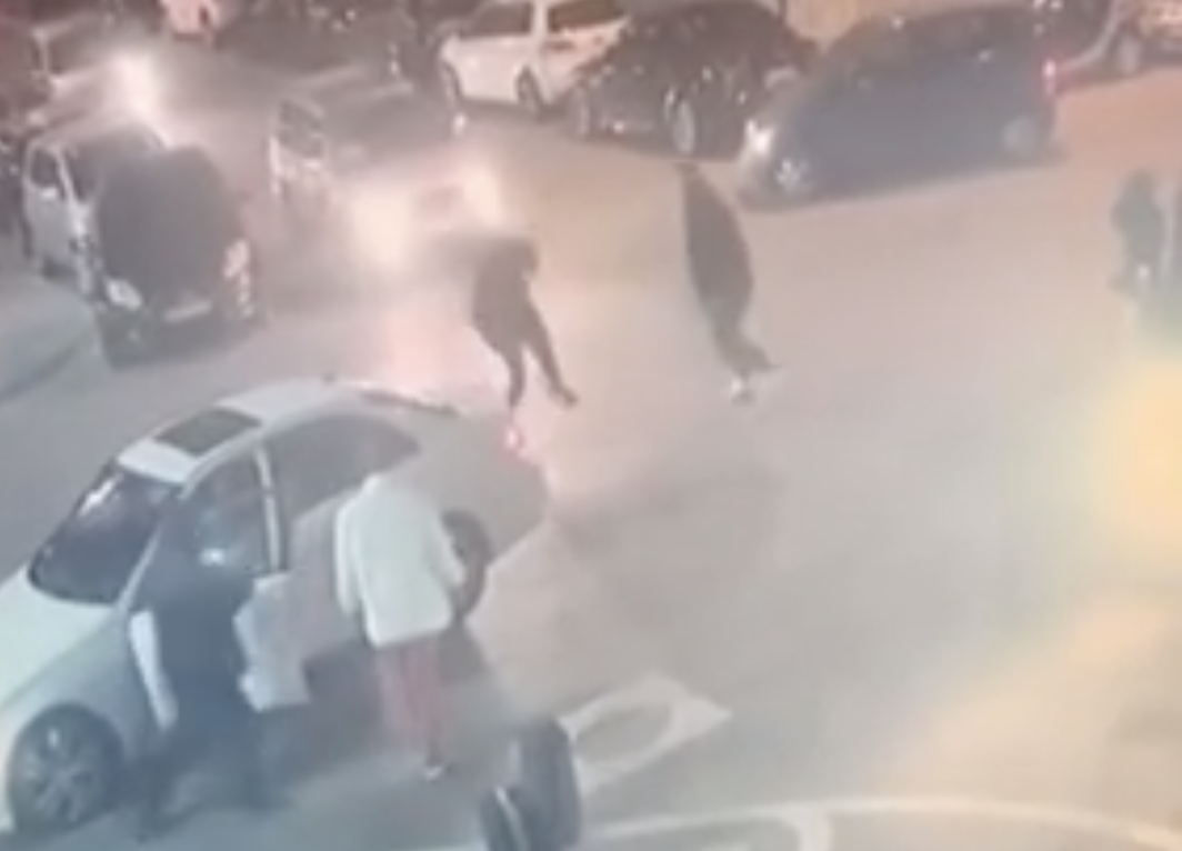 VIDEO/ Sulmohet dhunshëm delegacioni shqiptar i peshëngritjes në Bosnjë VIDEO/ Sulmohet dhunshëm delegacioni shqiptar i peshëngritjes në Bosnjë