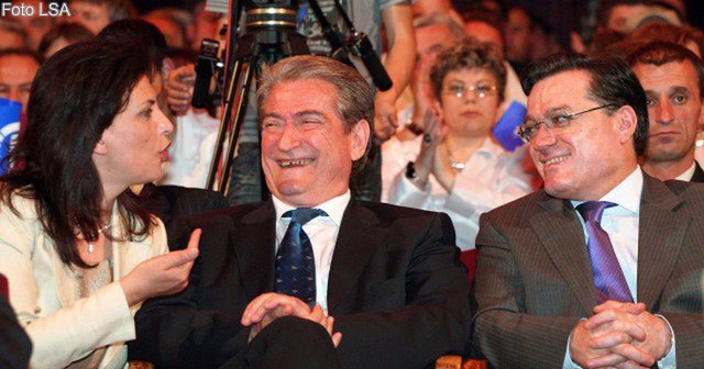 Shitën 4 hidrocentralet në grahmat e fundit të pushtetit të tyre! Avokati sulm Ridvan Bodes: Llogari para drejtësise! Fali 10 milion euro të shqiptarve çdo vit Shitën 4 hidrocentralet në grahmat e fundit të pushtetit të tyre! Avokati sulm Ridvan Bodes: Llogari para drejtësise! Fali 10 milion euro të shqiptarve çdo vit