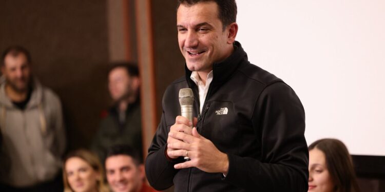 Veliaj ironizon projektin e Këlliçit: Ata që dje premtuan nënkalim te “Zogu i Zi” sot duan të prishin Sheshin Skëndërbej Veliaj ironizon projektin e Këlliçit: Ata që dje premtuan nënkalim te “Zogu i Zi” sot duan të prishin Sheshin Skëndërbej