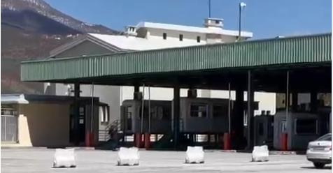 Shkëmbim zjarri mes një grupi kriminal dhe policisë në kufirin Shqipëri-Kosovë. 6 të arrestuar Shkëmbim zjarri mes një grupi kriminal dhe policisë në kufirin Shqipëri-Kosovë. 6 të arrestuar