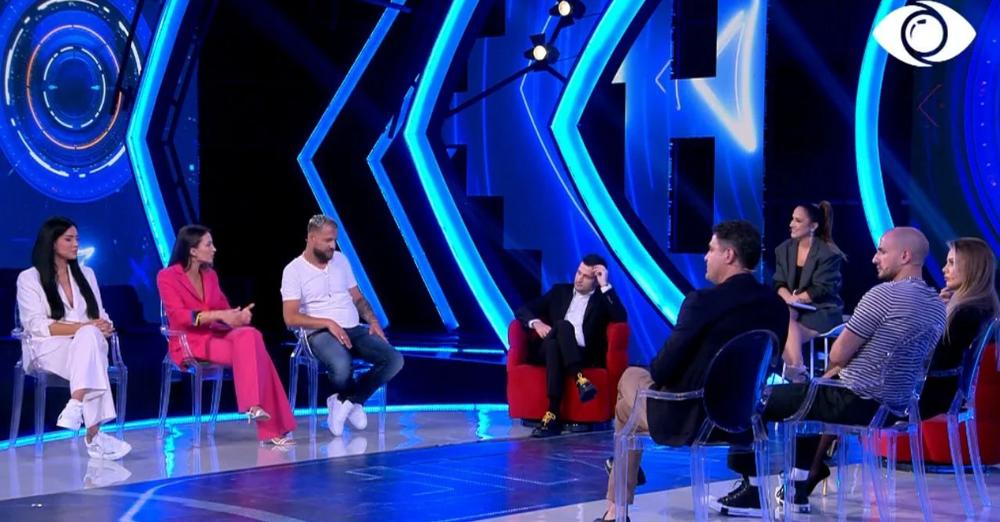 Kiara dhe Luizi tregojnë si nisi dashuria për njëri-tjetrin/ Olta i drejtohet moderatores: Vazhdoj të mendoj se ai nuk është për ty Kiara dhe Luizi tregojnë si nisi dashuria për njëri-tjetrin/ Olta i drejtohet moderatores: Vazhdoj të mendoj se ai nuk është për ty