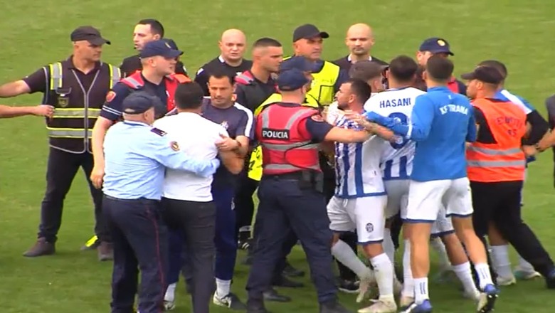 VIDEO/ Penallti e dyshimtë, tifozët e Tiranës futen në fushë dhe dhunojnë arbitrin Kridens Meta VIDEO/ Penallti e dyshimtë, tifozët e Tiranës futen në fushë dhe dhunojnë arbitrin Kridens Meta