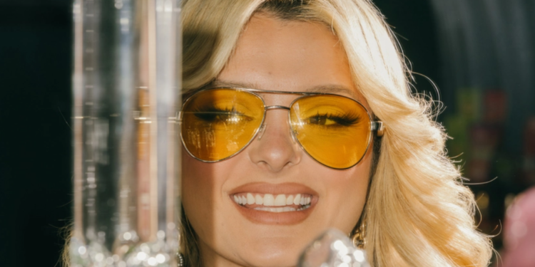 Bebe Rexha flet për sjelljet shqiptare në revistën amerikane: Burrat hanë, argëtohen dhe flasin të parët, gratë trajtohen si të dorës së dytë Bebe Rexha flet për sjelljet shqiptare në revistën amerikane: Burrat hanë, argëtohen dhe flasin të parët, gratë trajtohen si të dorës së dytë