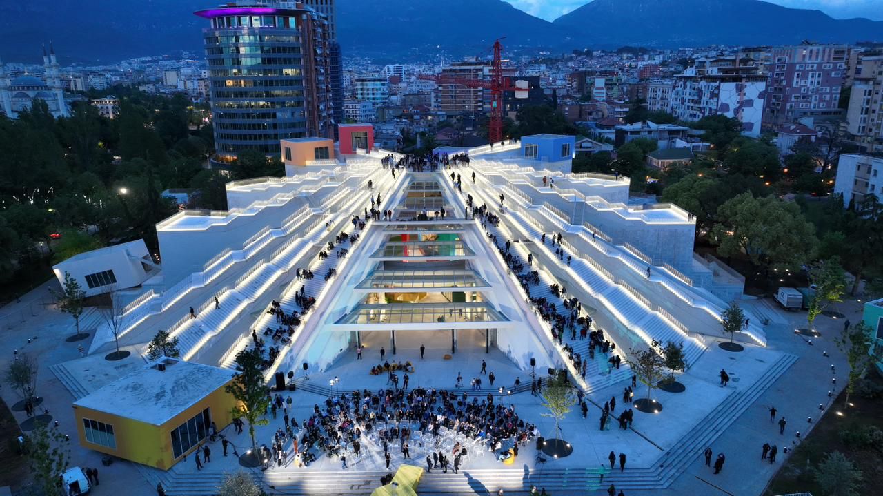 Hapet Piramida, mijëra qytetarë vizitojnë godinën e transformuar Hapet Piramida, mijëra qytetarë vizitojnë godinën e transformuar