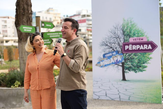 Çilieta Xhilaga dhe demokratët e zonës te Liqeni i Thatë i bashkohen Veliajt: Kur jam bërë unë dhe gjyshja ime 80 vjeç me PS, mos ngeltë më demokrat pa u kthyer Çilieta Xhilaga dhe demokratët e zonës te Liqeni i Thatë i bashkohen Veliajt: Kur jam bërë unë dhe gjyshja ime 80 vjeç me PS, mos ngeltë më demokrat pa u kthyer