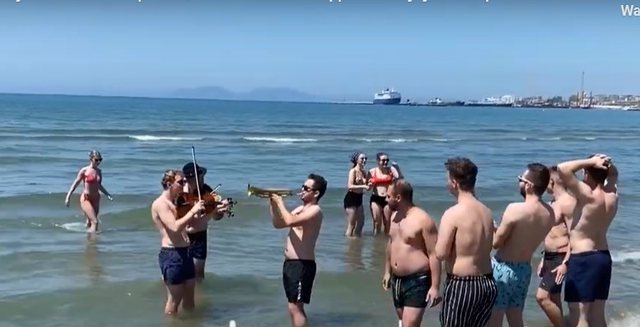 Turistët e huaj dynden në Vlorë: Nis plazhi, vizitorët edhe nga Tirana shijojnë temperaturat e larta