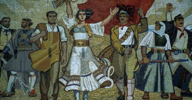 Si ishte, si u bë: Auron Tare nxit debat të nxehtë mbi mozaikun e Muzeut Historik Si ishte, si u bë: Auron Tare nxit debat të nxehtë mbi mozaikun e Muzeut Historik