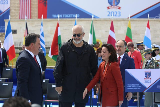 Ç’po ndodh, pyet Berisha?! Hataja përgjigjet “Syri”! Edi Rama “shikon me inat” Yuri Kim Ç’po ndodh, pyet Berisha?! Hataja përgjigjet “Syri”! Edi Rama “shikon me inat” Yuri Kim