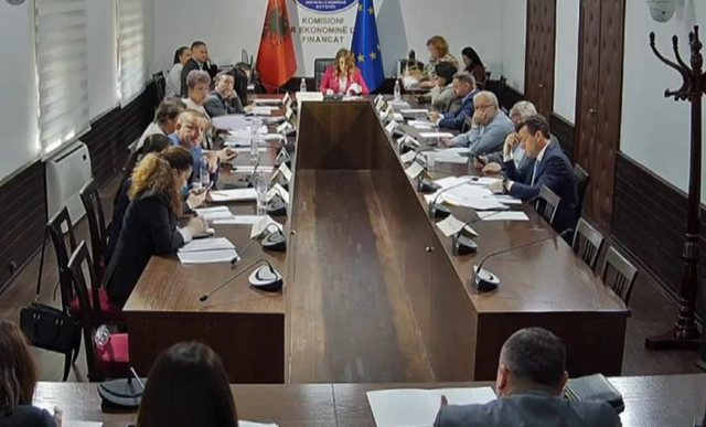 Komisioni i Ekonomisë voton pro rritjes së pagave, përfitojnë edhe deputetët Komisioni i Ekonomisë voton pro rritjes së pagave, përfitojnë edhe deputetët