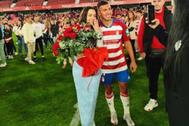 Momente emocionuese/ Uzuni shënon ‘golin e jetës’ dhe i kërkon të dashurës publikisht në fushë që të martohen (Video) Momente emocionuese/ Uzuni shënon ‘golin e jetës’ dhe i kërkon të dashurës publikisht në fushë që të martohen (Video)