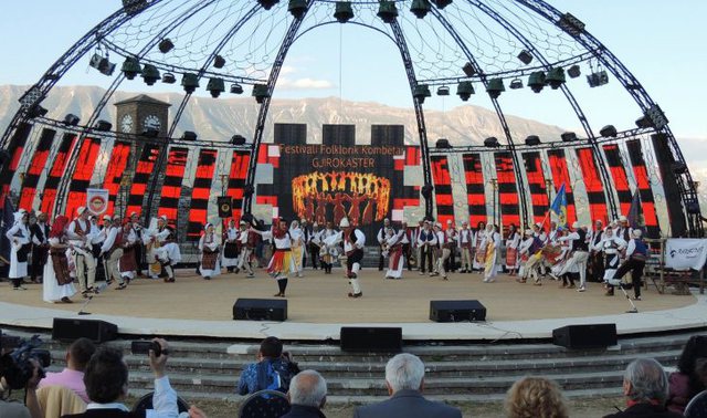 Mbi 1200 pjesëmarrës: Rikthehet pas 8 vitesh Festivali Folklorik i Gjirokastrës Mbi 1200 pjesëmarrës: Rikthehet pas 8 vitesh Festivali Folklorik i Gjirokastrës