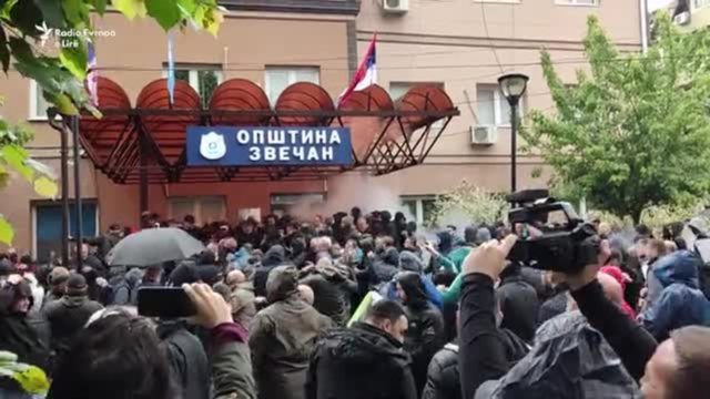 Shpërthimin në veriun e Kosovës: Gaz lotsjellës dhe të shtëna në Zveçan Shpërthimin në veriun e Kosovës: Gaz lotsjellës dhe të shtëna në Zveçan