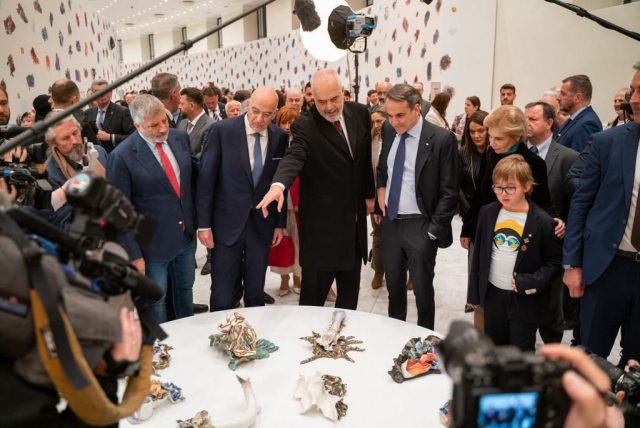 Mediat greke sulmojnë Mitsotakis: Tradhëtar, nuk e humb rastin të “flirtosh” me Ramën e pafytyrë, nuk votove  kundër Kosovës!