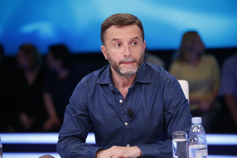 Braçe rikthen kritikat: Të shpëtojmë nga fuksat dhe spiunët, nuk i lënë njerëzit të riparojnë çatitë Braçe rikthen kritikat: Të shpëtojmë nga fuksat dhe spiunët, nuk i lënë njerëzit të riparojnë çatitë