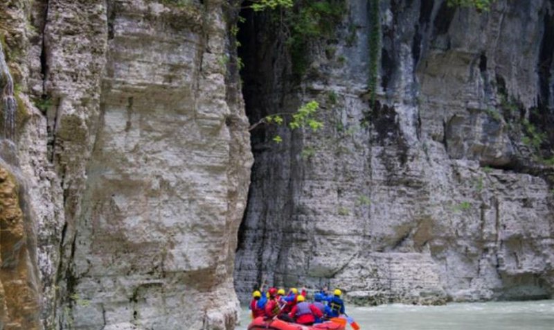U futën për të notuar në kanionet e Osumit, rrjedha e ujit merr para çiftin holandez. Policia del me detajet e fundit U futën për të notuar në kanionet e Osumit, rrjedha e ujit merr para çiftin holandez. Policia del me detajet e fundit