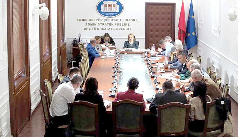 PS dhe opozita gjejnë dakordësi te “Ligjet”, miratohet projektligji për rritjen e pagave, Fatmir Xhafaj shpërthen në kritika ndaj qeverisë, pritet shqyrtimi te Komisioni i Ekonomisë PS dhe opozita gjejnë dakordësi te “Ligjet”, miratohet projektligji për rritjen e pagave, Fatmir Xhafaj shpërthen në kritika ndaj qeverisë, pritet shqyrtimi te Komisioni i Ekonomisë