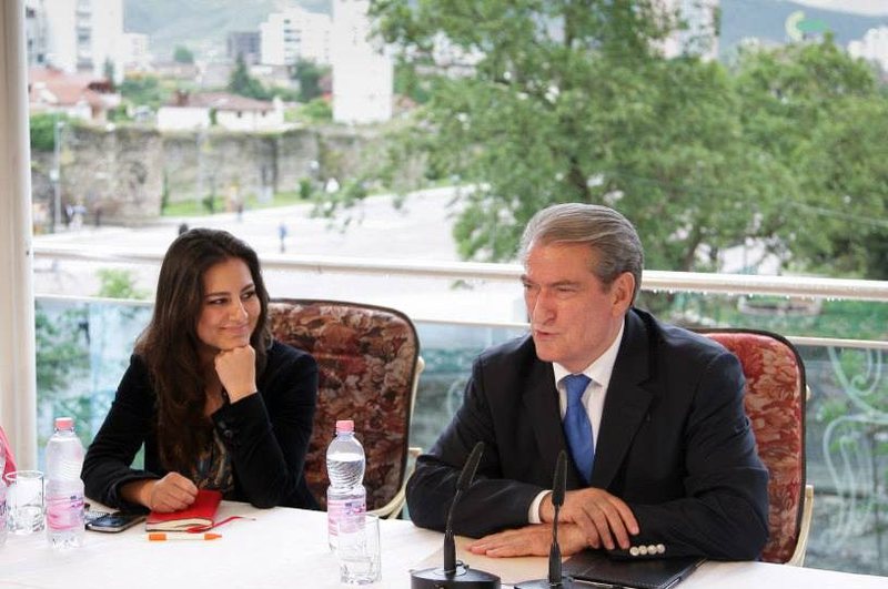 Një pyetje “e tmerrshme” që i’u bë Kreshnik Spahiut dhe “pjatlarësit e politikës” të bërë me zor analist nga media Një pyetje “e tmerrshme” që i’u bë Kreshnik Spahiut dhe “pjatlarësit e politikës” të bërë me zor analist nga media