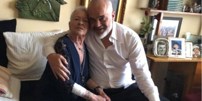 Edi Rama tregon historinë e panjohur: “Mami kishte ardhur me fund të shkurtër nga Polonia dhe daja ia futi me shpullë”! Edi Rama tregon historinë e panjohur: “Mami kishte ardhur me fund të shkurtër nga Polonia dhe daja ia futi me shpullë”!