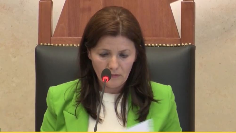 VIDEO/ Drejtuesen e Kuvendit e ‘lënë’ nervat, Felaj bën gafën me mikrofon hapur: Vari leshtë… VIDEO/ Drejtuesen e Kuvendit e ‘lënë’ nervat, Felaj bën gafën me mikrofon hapur: Vari leshtë…