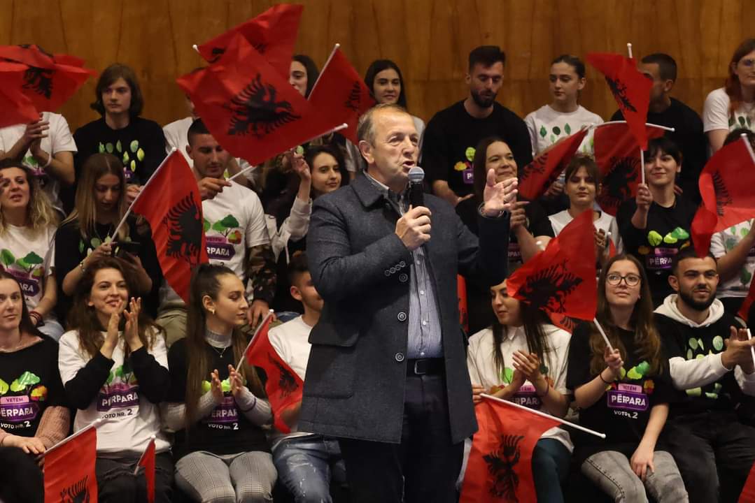 Entuziazmi në Korçë, e gjithë salla në këmbë gjatë fjalimit të kryebashkiakut të Maliqit Gëzim Topçiu Entuziazmi në Korçë, e gjithë salla në këmbë gjatë fjalimit të kryebashkiakut të Maliqit Gëzim Topçiu