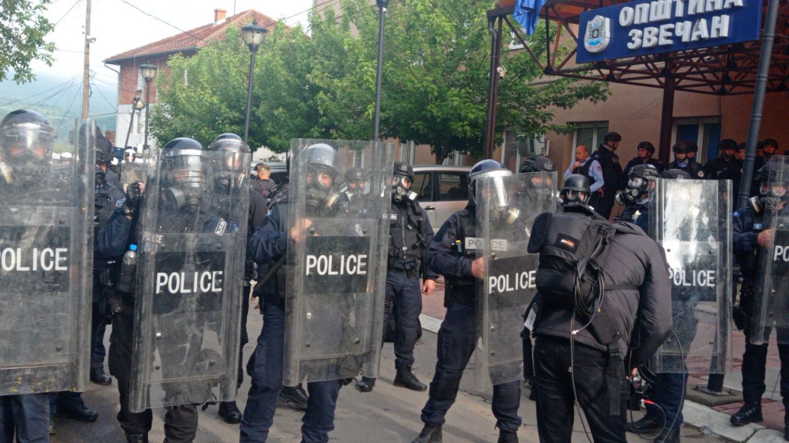 Sërish tensione në veri të Kosovës, serbët mblidhen para komunave, policia hedh gaz lotsjellës në Zveçan