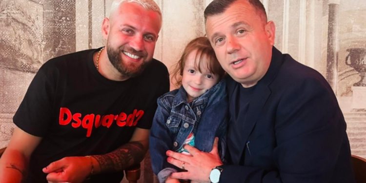 Taulant Balla na befason të gjithë! Së bashku me vajzën e tij të vogël shfaqet në krah të Luiz Ejllit… Taulant Balla na befason të gjithë! Së bashku me vajzën e tij të vogël shfaqet në krah të Luiz Ejllit…