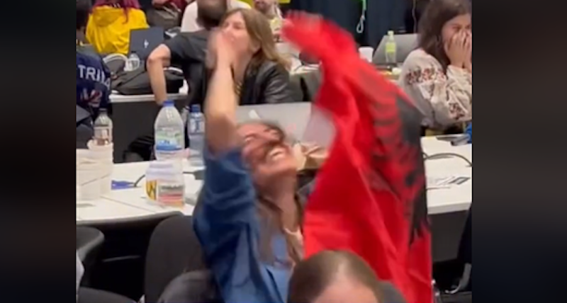 VIDEO/ Shqipëria kualifikohet në finalen e “Eurovision”, reporterja e huaj çmendet nga gëzimi VIDEO/ Shqipëria kualifikohet në finalen e “Eurovision”, reporterja e huaj çmendet nga gëzimi