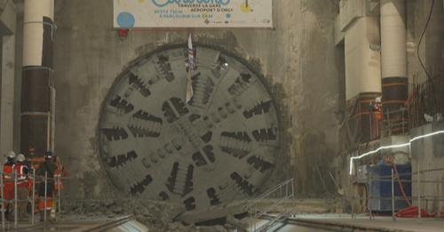 Tunel-shpuesja gjigante e nëntokës arrin në aeroportin e Parisit për linjën e re të metrosë Tunel-shpuesja gjigante e nëntokës arrin në aeroportin e Parisit për linjën e re të metrosë