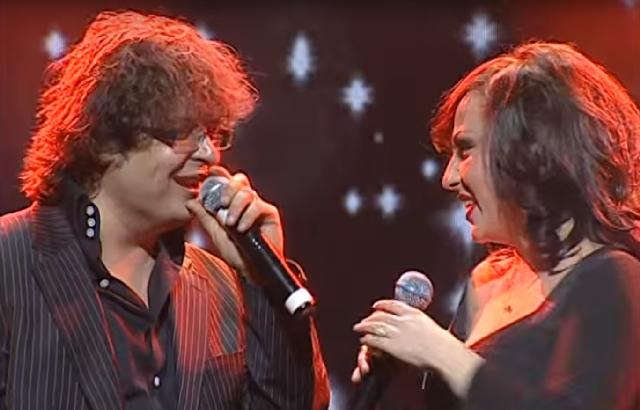 “Më dhunon gruaja”! Flet për herë të parë ish-bashkëshortja e këngëtarit Sajmir Çili: Dorën që e përkedheli e quajti shuplakë “Më dhunon gruaja”! Flet për herë të parë ish-bashkëshortja e këngëtarit Sajmir Çili: Dorën që e përkedheli e quajti shuplakë