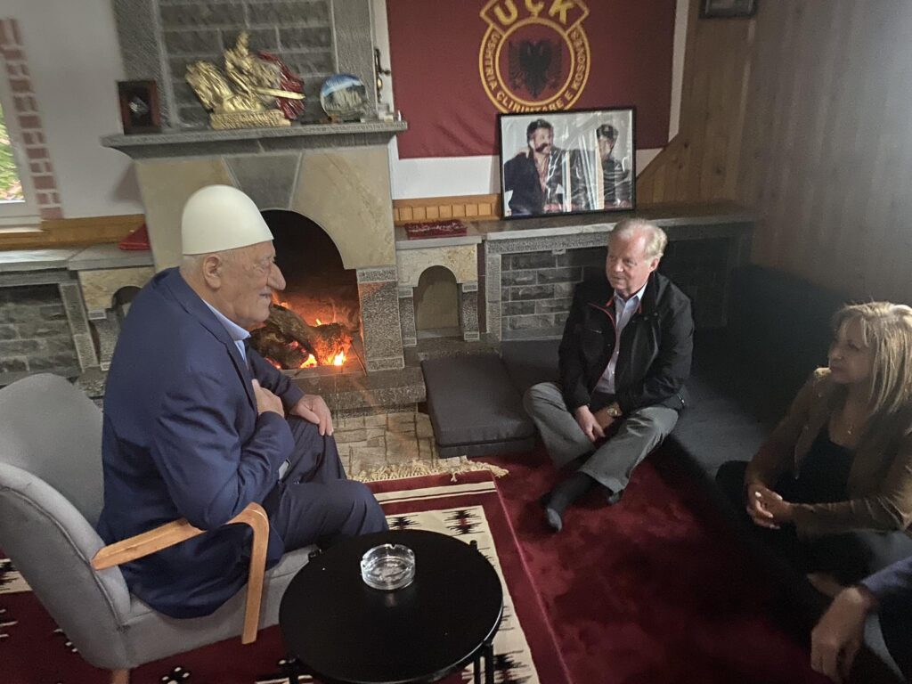 Nga SHBA në Burojë, kongresisti amerikan viziton prindërit e Hashim Thaçit Nga SHBA në Burojë, kongresisti amerikan viziton prindërit e Hashim Thaçit