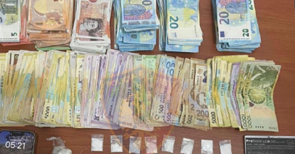 Anglezët “gjejnë vende pune bosh” në Shqipëri! Tre “patriot” të Rishi Sunak kapen duke shitur drogë në Dhërmi Anglezët “gjejnë vende pune bosh” në Shqipëri! Tre “patriot” të Rishi Sunak kapen duke shitur drogë në Dhërmi