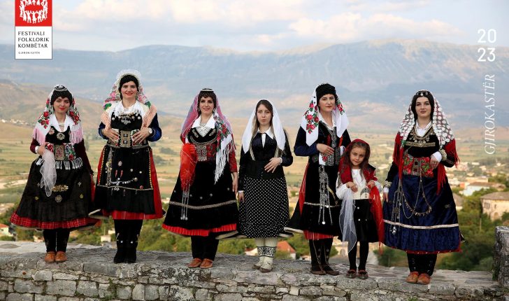 Nata e pestë e Festivalit të Gjirokastrës, artistët e Shkodrës dhe Fierit ngjiten në skenë