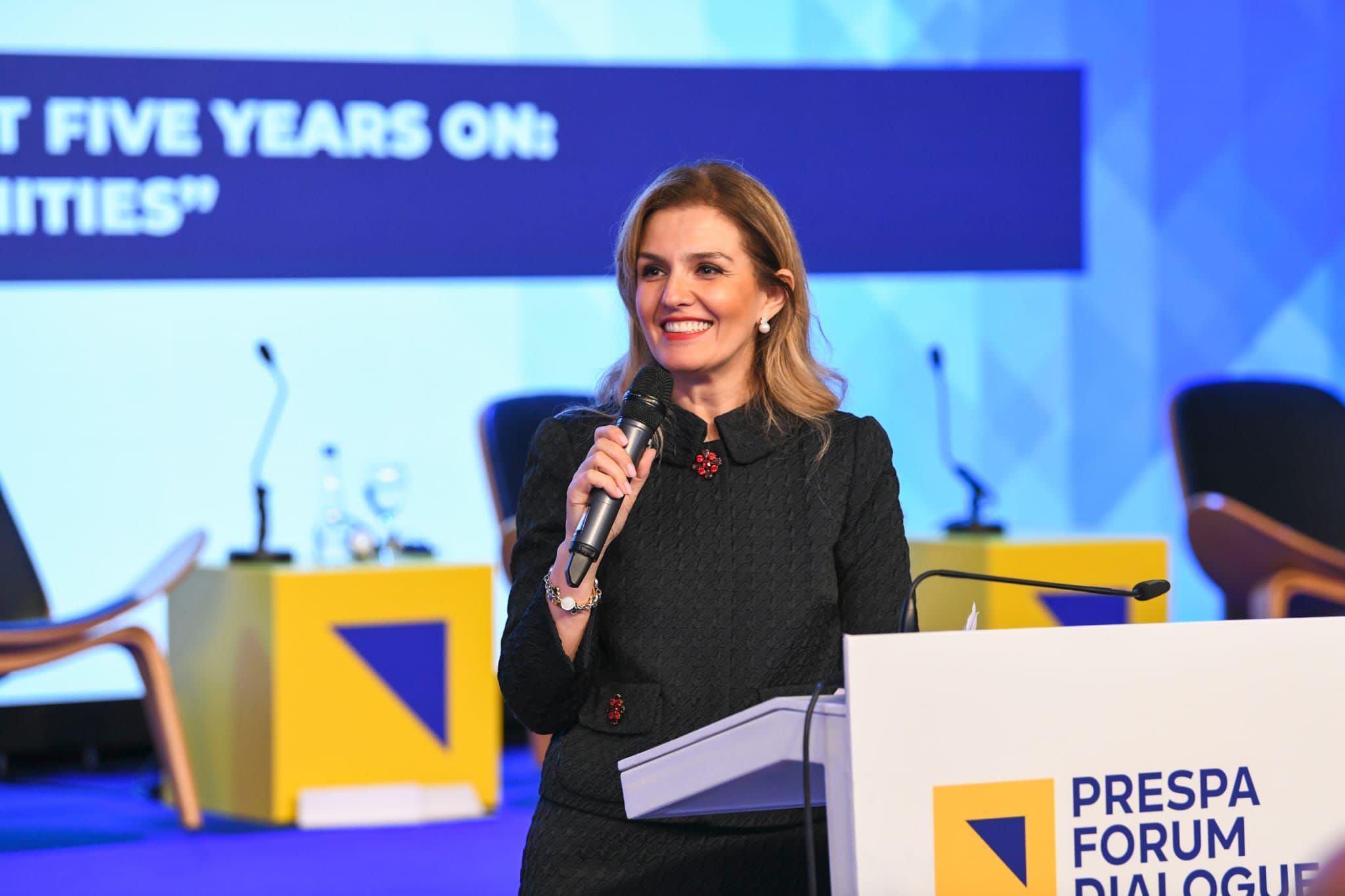 VIDEO/ Rrëzohet monitori gjatë Forumit të Prespës: Shpëton për mrekulli ekspertja e Marshall Center, Valbona Zeneli VIDEO/ Rrëzohet monitori gjatë Forumit të Prespës: Shpëton për mrekulli ekspertja e Marshall Center, Valbona Zeneli