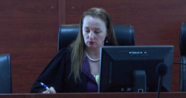 “Më kanë marrë 2 mijë euro dhe bizhuteri”! Vidhet banesa e Shpëtimes, gjyqtares së Durrësit, që ka 1 mln euro pasuri “Më kanë marrë 2 mijë euro dhe bizhuteri”! Vidhet banesa e Shpëtimes, gjyqtares së Durrësit, që ka 1 mln euro pasuri