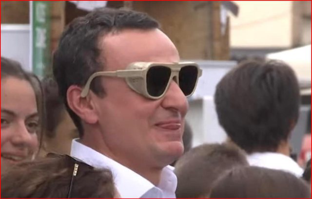 Albin Kurti po e instalon poshtrimin dhe poshtërsinë si mënyrë jetese në qeveri Albin Kurti po e instalon poshtrimin dhe poshtërsinë si mënyrë jetese në qeveri