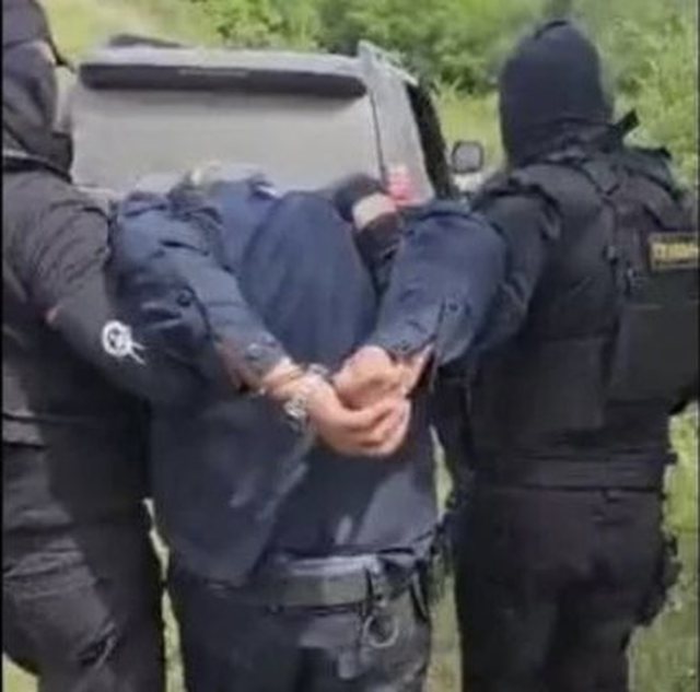 VIDEO/ Momenti kur policët serbë arrestojnë efektivët e Kosovës VIDEO/ Momenti kur policët serbë arrestojnë efektivët e Kosovës