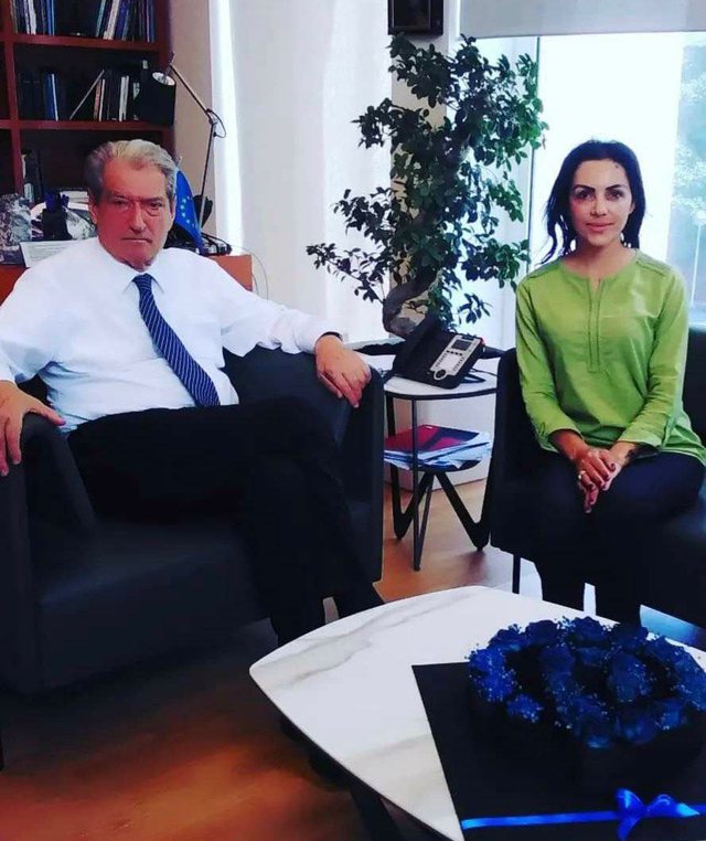 Vajza në videon e Safet Gjicit, pjesë e një emisioni investigativ si “agjente e SHISH”: A ishte skenar i parapërgatitur? Vajza në videon e Safet Gjicit, pjesë e një emisioni investigativ si “agjente e SHISH”: A ishte skenar i parapërgatitur?