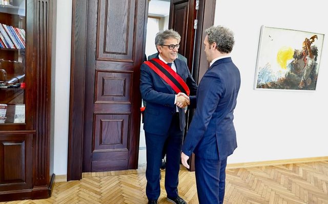 Berisha xhindoset me Bardh Spahinë se ka pritur Benet Becin në zyrë Berisha xhindoset me Bardh Spahinë se ka pritur Benet Becin në zyrë