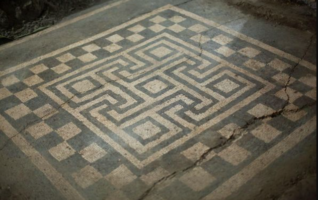 Zbulim i jashtëzakonshëm: “Del në dritë” mozaiku i rrallë në Durrës, i mbuluar nga ujrat e zeza 1900 vjet (Video) Zbulim i jashtëzakonshëm: “Del në dritë” mozaiku i rrallë në Durrës, i mbuluar nga ujrat e zeza 1900 vjet (Video)
