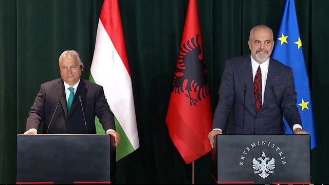 Orban kritika BE-së! Rama: Urgjente kthimi i 3 policëve kosovarë në shtëpi! Aleatët kanë ofruar marrëveshje të artë për njohjen e Prishtinës nga Beogradi Orban kritika BE-së! Rama: Urgjente kthimi i 3 policëve kosovarë në shtëpi! Aleatët kanë ofruar marrëveshje të artë për njohjen e Prishtinës nga Beogradi