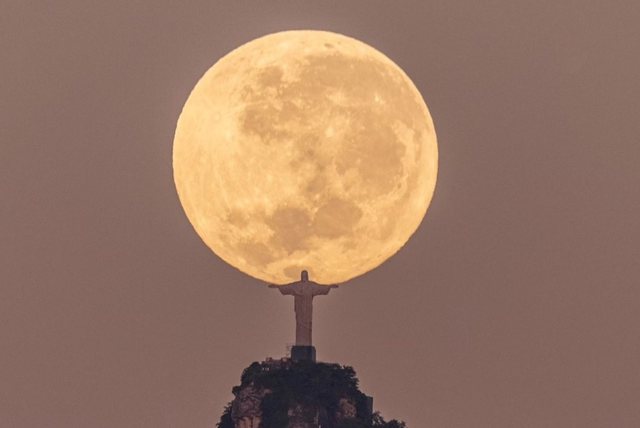 Pamje magjike, statuja e famshme e Jezusit në Rio De Janero ‘ngre’ hënën me duar Pamje magjike, statuja e famshme e Jezusit në Rio De Janero ‘ngre’ hënën me duar