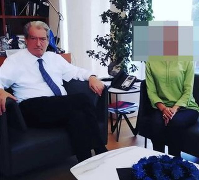 Jo vetëm me Safetin! Cila është vajza nga Berati pjesë një grupi kriminal që josh figurat e larta publike, politikanë edhe biznesmen për gjobëvënie ? (Foto) Jo vetëm me Safetin! Cila është vajza nga Berati pjesë një grupi kriminal që josh figurat e larta publike, politikanë edhe biznesmen për gjobëvënie ? (Foto)