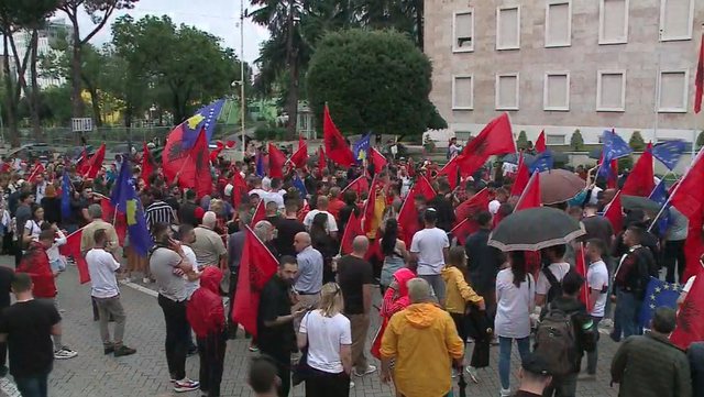 Berisha dhe Albin Kurti mbledhin 50 vetë para Kryeministrisë, të protestojnë kundër Ramës: Të shkëpusë marrëdhëniet me sllavët Berisha dhe Albin Kurti mbledhin 50 vetë para Kryeministrisë, të protestojnë kundër Ramës: Të shkëpusë marrëdhëniet me sllavët